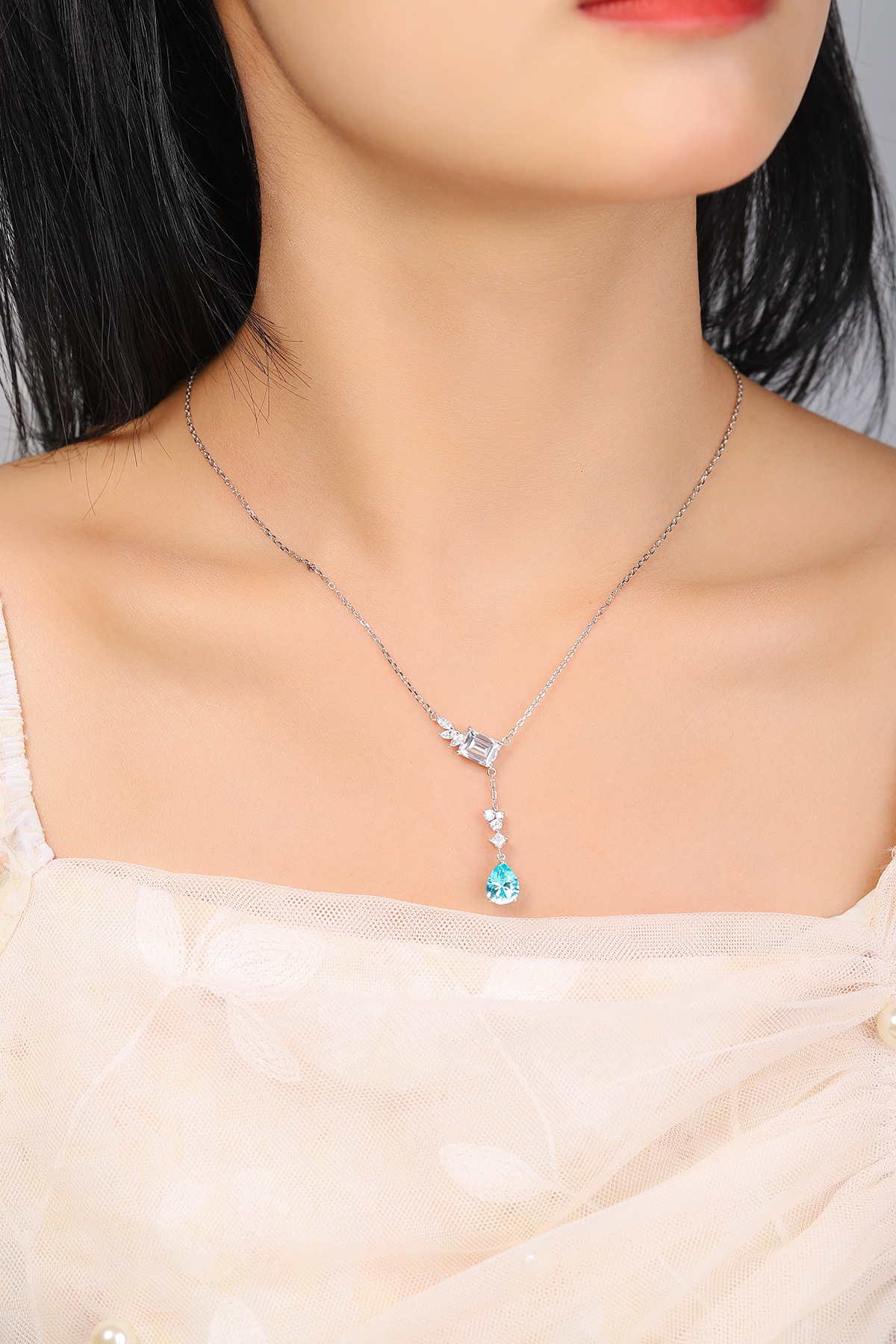 Are Moissanite and Lab-Grown Diamonds the Same?(Image2) 培育帕拉伊巴项链7.jpg