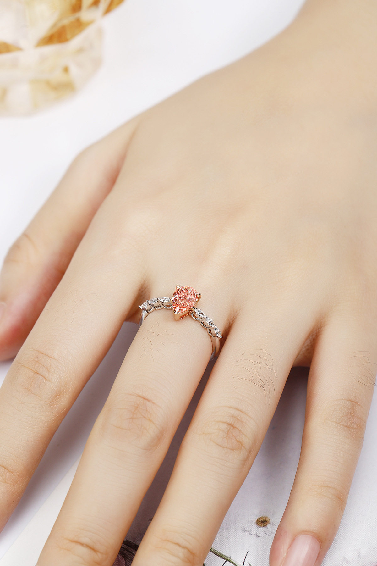 How Do I Inspect Loose Moissanite Once I Receive It?(Image2) 培育彩钻戒指-.jpg