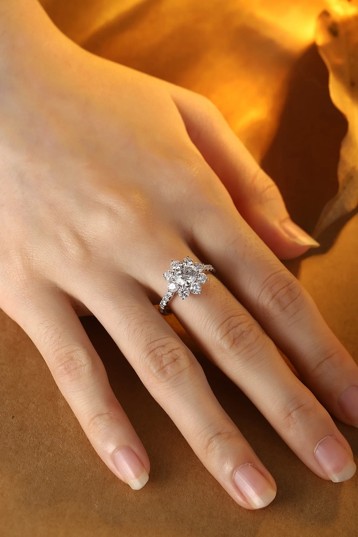 Anster Custom Lab Diamond Jewelry 18k Gold Jewelry Engagement Rings For Women Round Cut Laboratory Diamond Ring - Buy Product on Alibaba.com(图2) Anster Custom Lab Diamond Jewelry 18k Gold Jewelry Engagement Rings For Women Round Cut Laboratory Diamond Ring - Buy Product on Alibaba.com