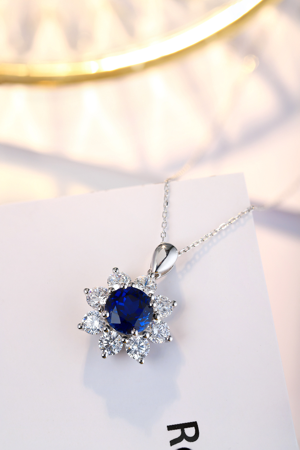 Moissanite or Lab Diamond Engagement Ring for a Limited Budget(Image2) 培育蓝宝石项链.jpg
