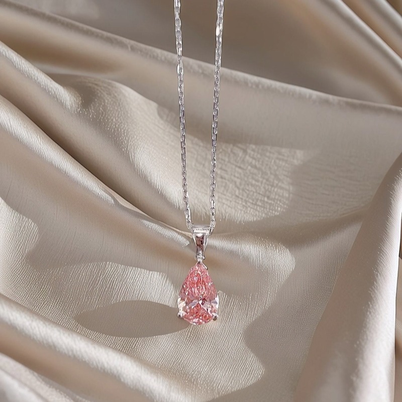 18K White Gold Pear Shap
