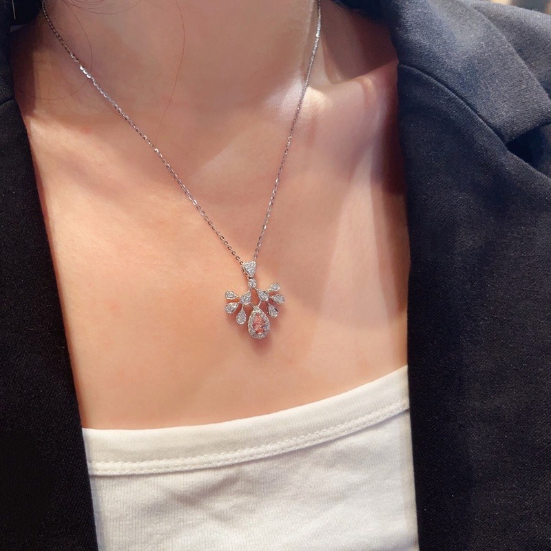 18K White Gold Pear Shap
